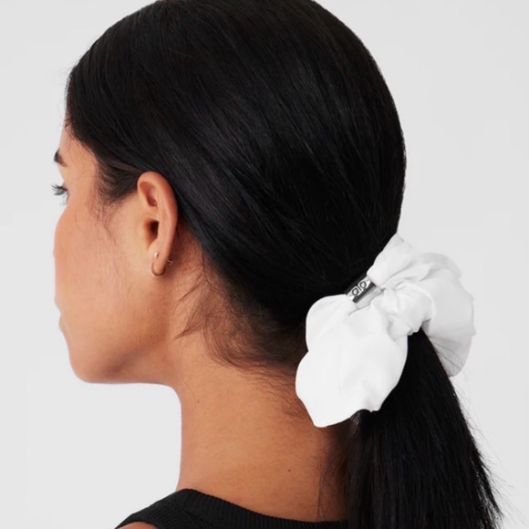 ALO Yoga Accessories - Alo Yoga Bead It Oversized Scrunchie